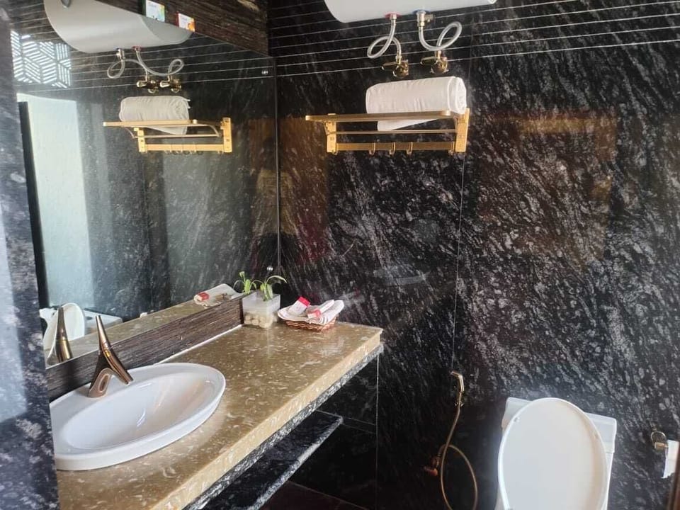 Superior Room | Bathroom | Shower, towels