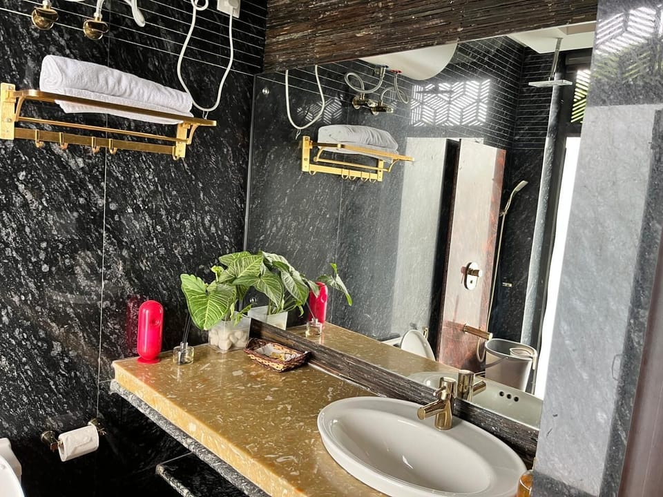 Suite | Bathroom | Shower, towels