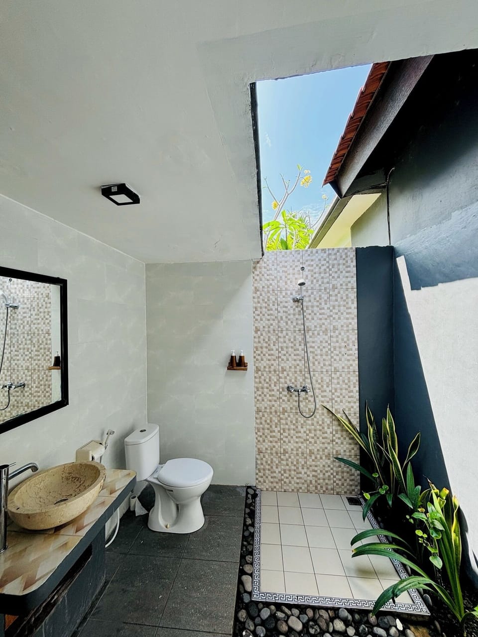 Shower, free toiletries, hair dryer, bidet