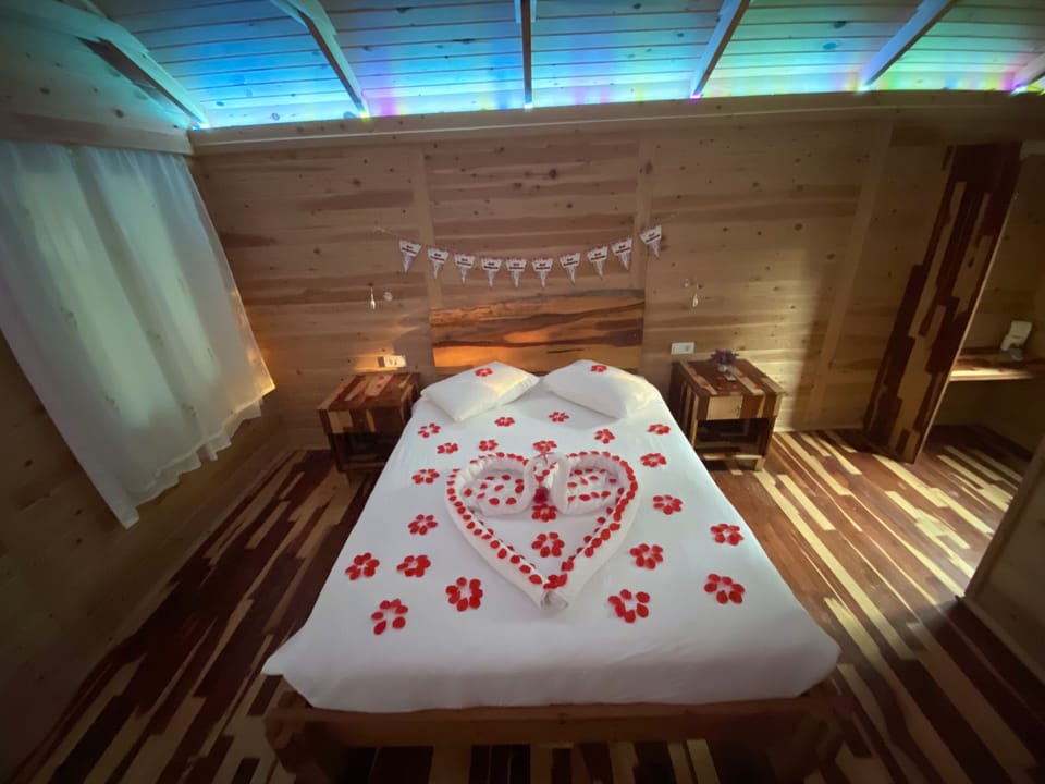 Standard Triple Room, Ensuite, Pool View | Desk, iron/ironing board (on request), WiFi (free)