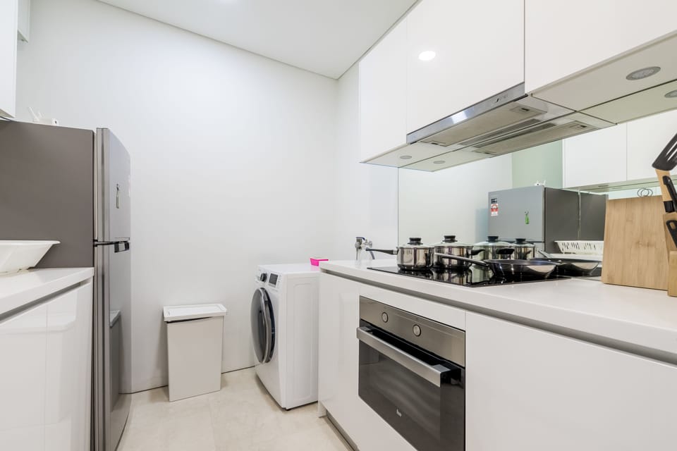 Full-size fridge, microwave, oven, stovetop