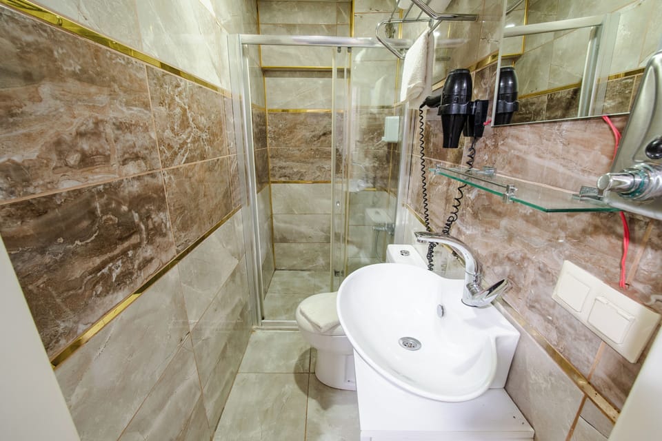 Economy Single Room | Bathroom | Shower, free toiletries, hair dryer, slippers