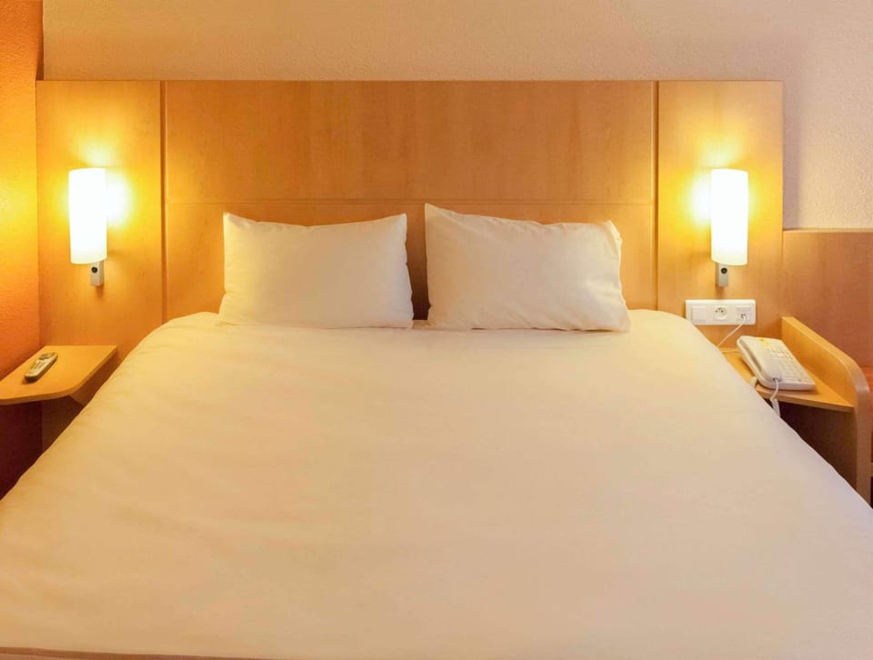 Standard Room, 1 Double Bed | Hypo-allergenic bedding, desk, blackout drapes, soundproofing