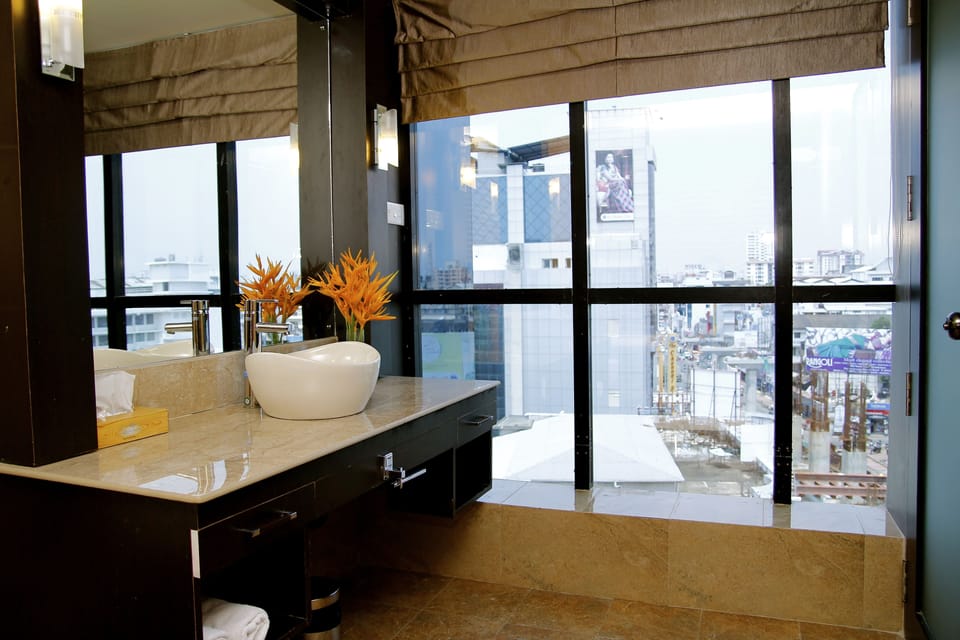 Luxury Suite, 1 King Bed, Bathtub, City View | Street view