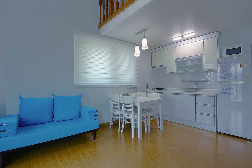 Party Blue | Private kitchenette | Fridge, microwave, stovetop, coffee/tea maker