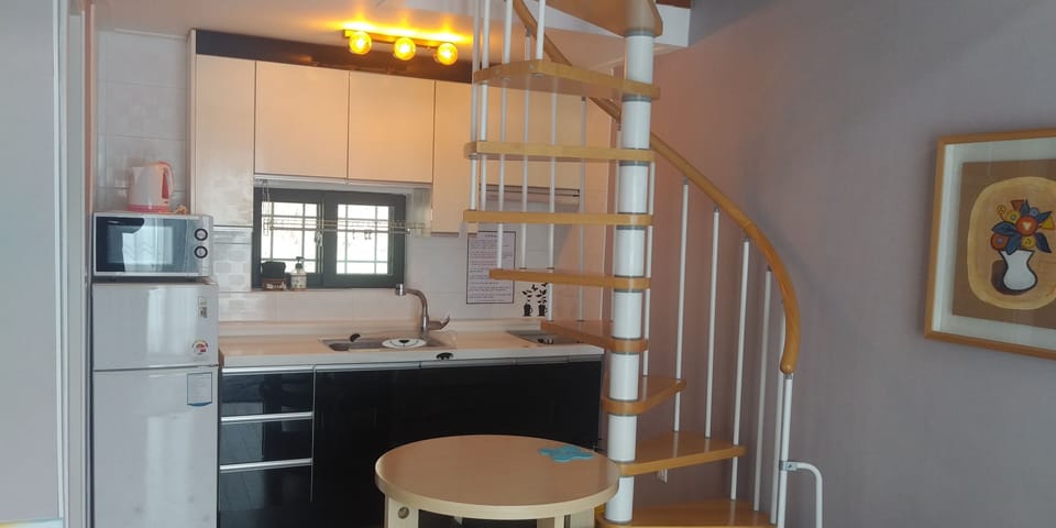 Black Tree | Private kitchen | Fridge, microwave, stovetop, coffee/tea maker