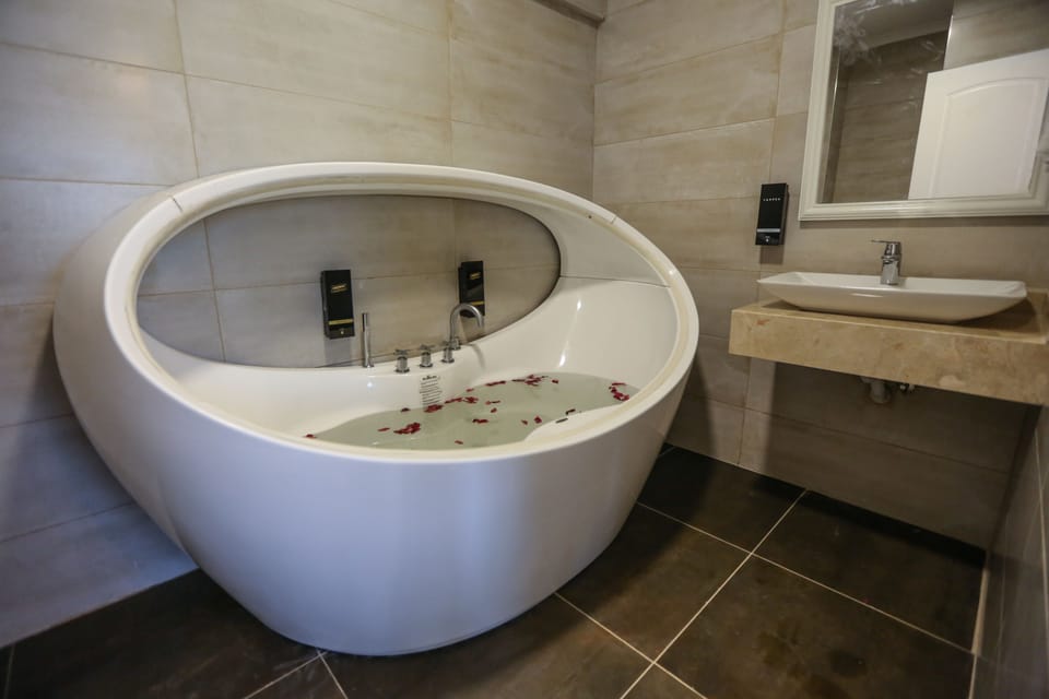 Deep soaking tub, free toiletries, hair dryer, bathrobes