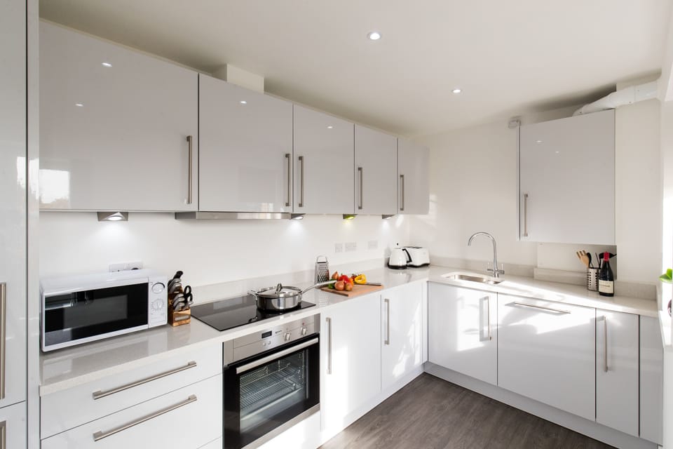 Premium Apartment, 2 Bedrooms, Non Smoking | Private kitchen | Fridge, microwave, oven, stovetop