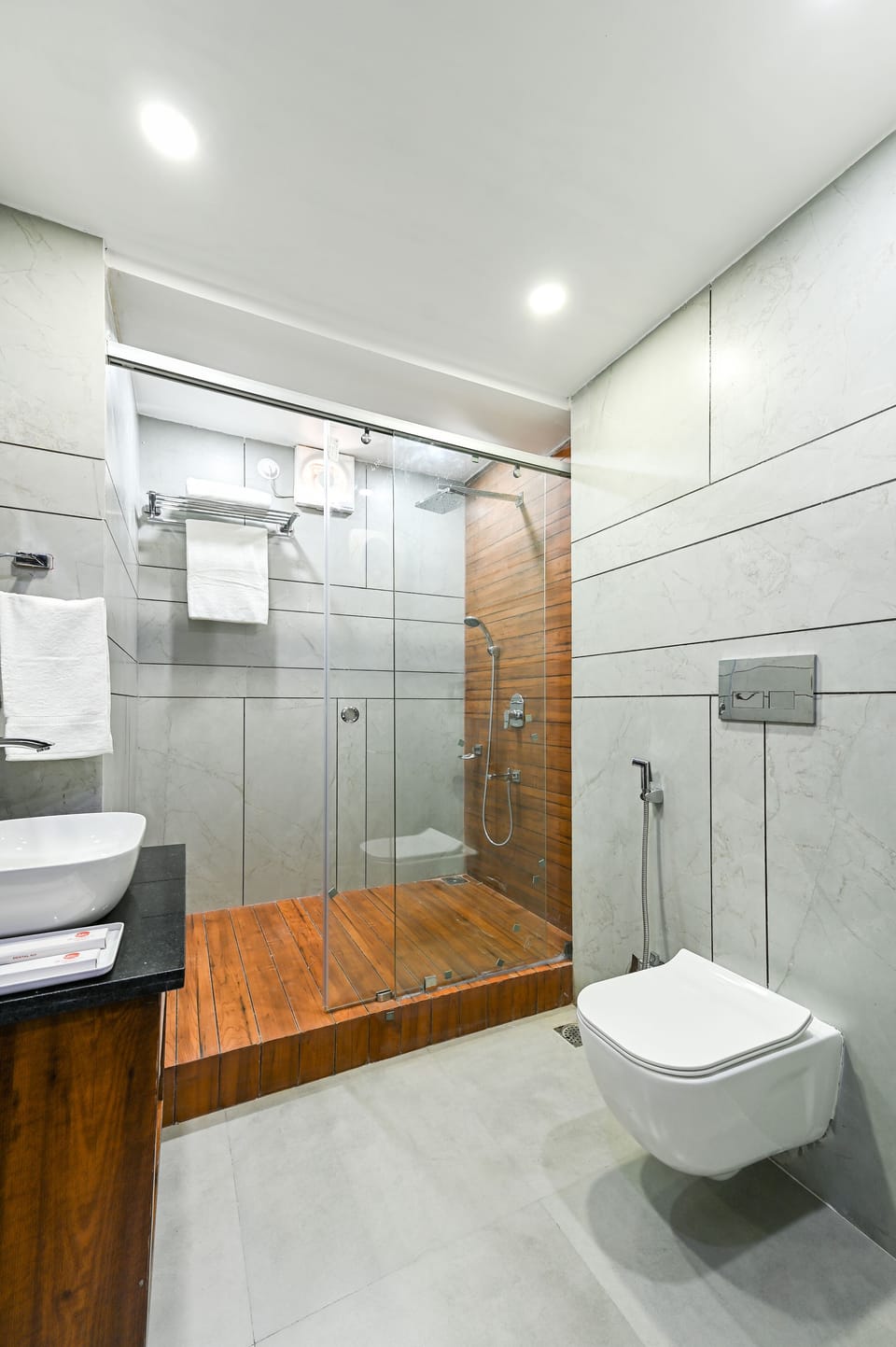 Suite | Bathroom | Shower, towels