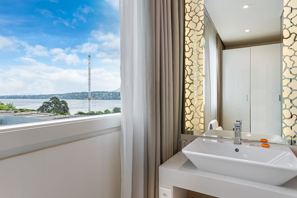 Deluxe Room, Lake View | Hypo-allergenic bedding, minibar, in-room safe, desk