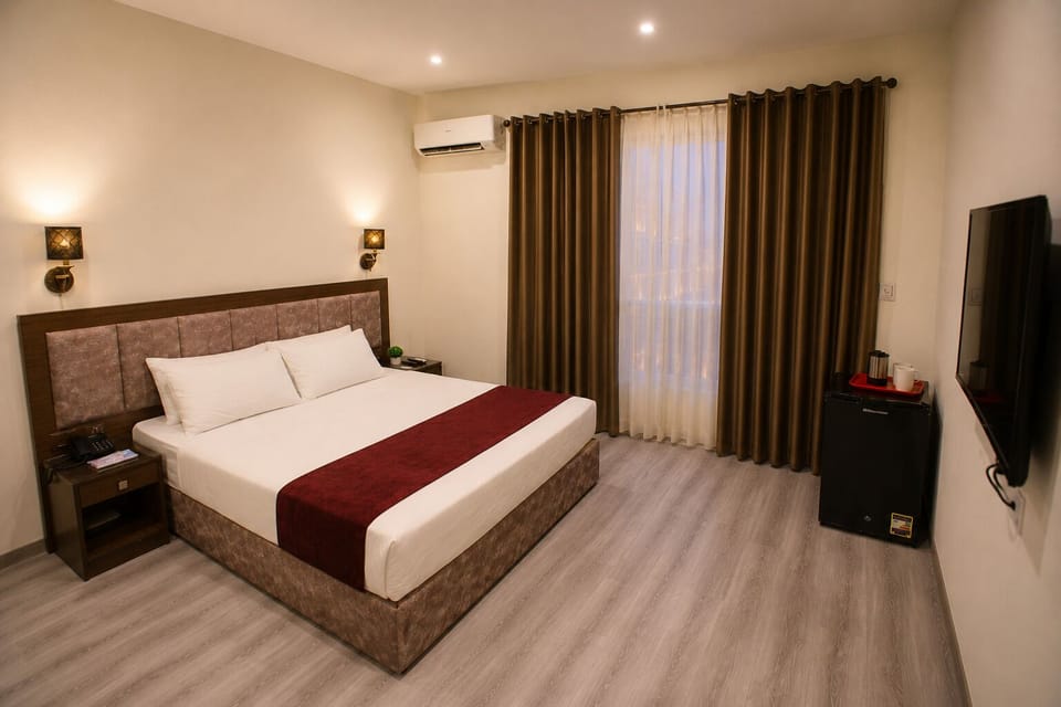 1 bedroom, Egyptian cotton sheets, premium bedding, down comforters