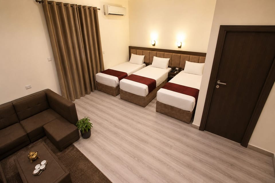 1 bedroom, Egyptian cotton sheets, premium bedding, down comforters