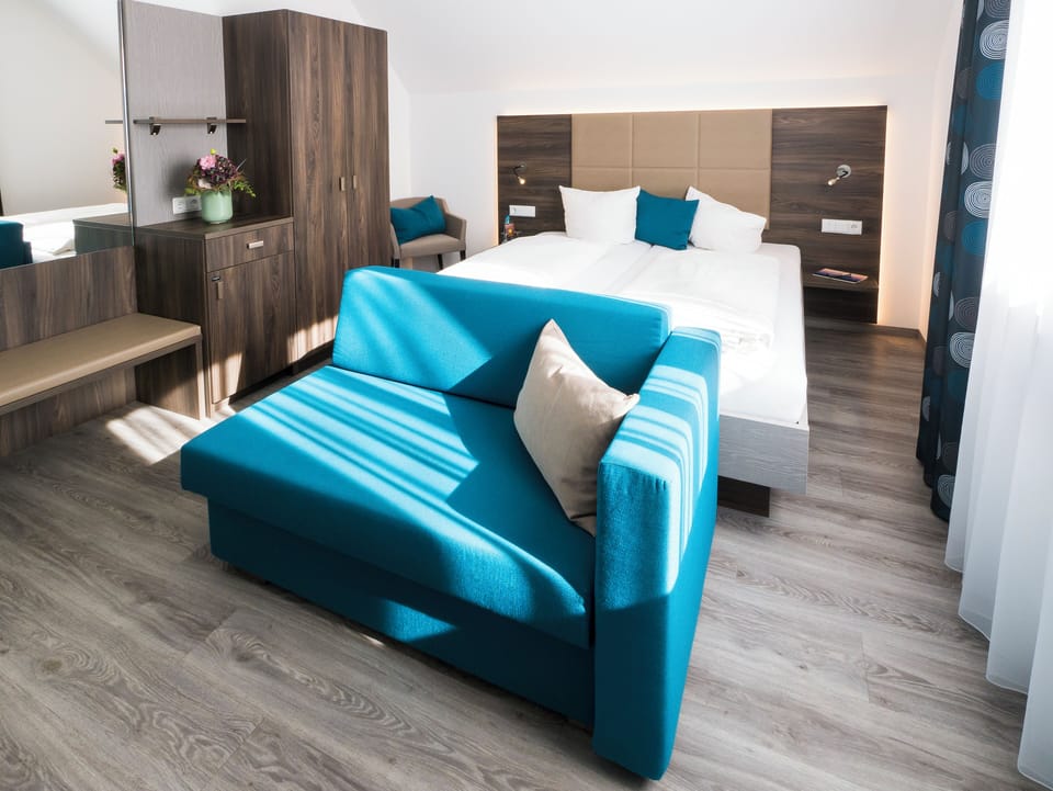 Hypo-allergenic bedding, in-room safe, free WiFi, bed sheets