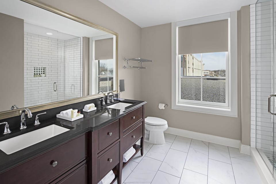Suite, 1 King Bed | Bathroom | Free toiletries, hair dryer, towels, soap