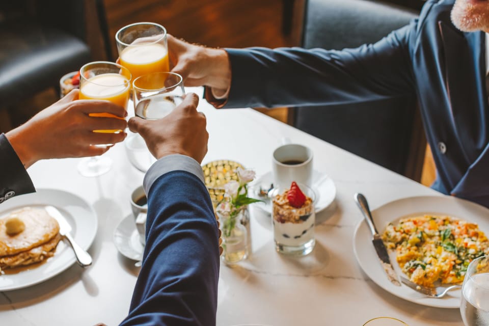 Breakfast, lunch, dinner served; American cuisine, alfresco dining 