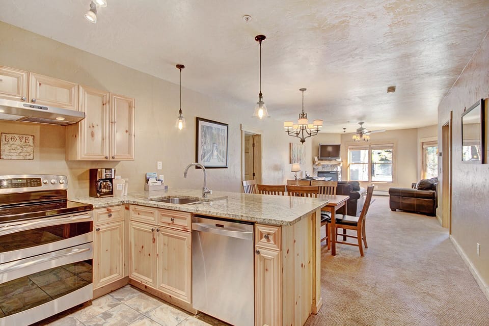 Condo, 3 Bedrooms | Private kitchen | Fridge, microwave, oven, coffee/tea maker