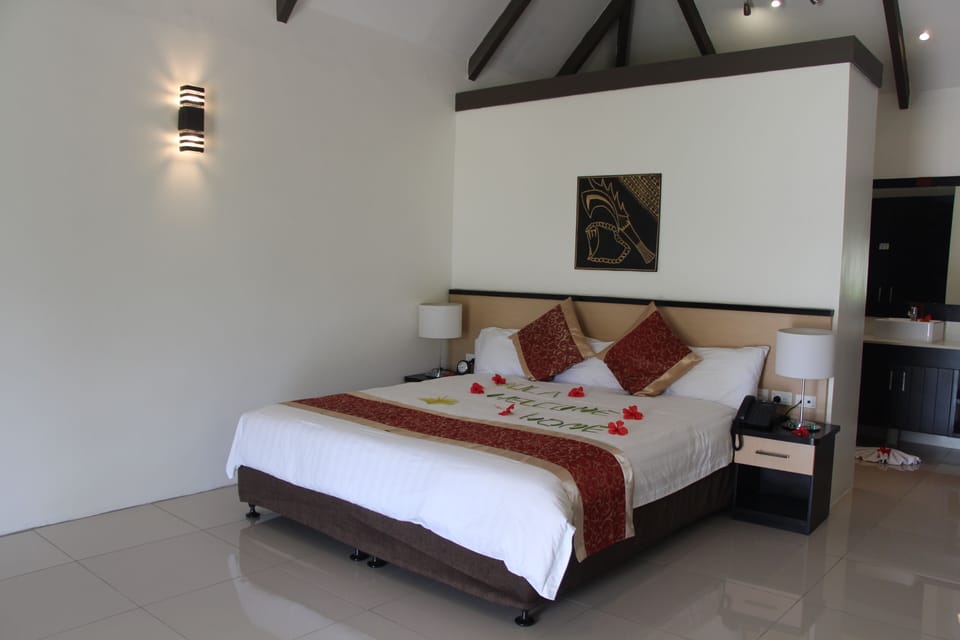 In-room safe, iron/ironing board, bed sheets