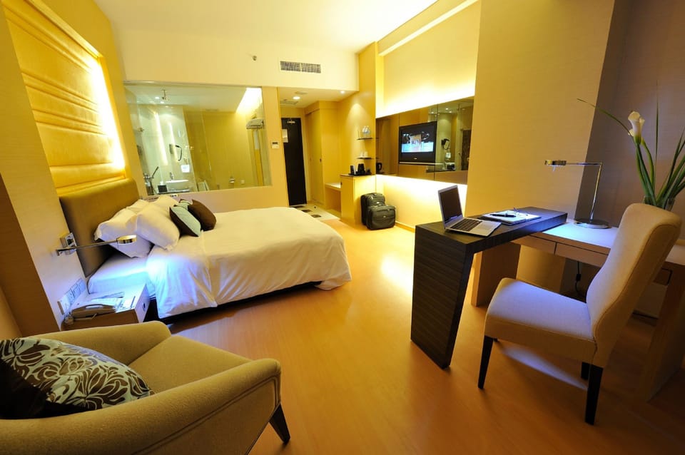 Deluxe King Room | Minibar, in-room safe, desk, rollaway beds