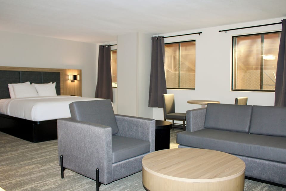 Suite, 1 King Bed, Non Smoking | In-room safe, desk, blackout drapes, iron/ironing board