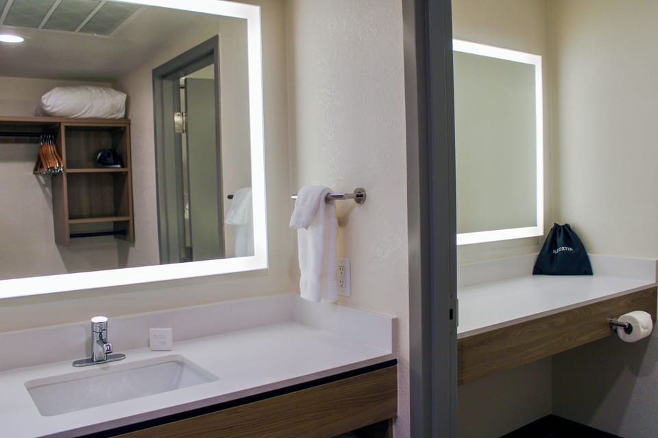 Combined shower/tub, free toiletries, hair dryer, towels