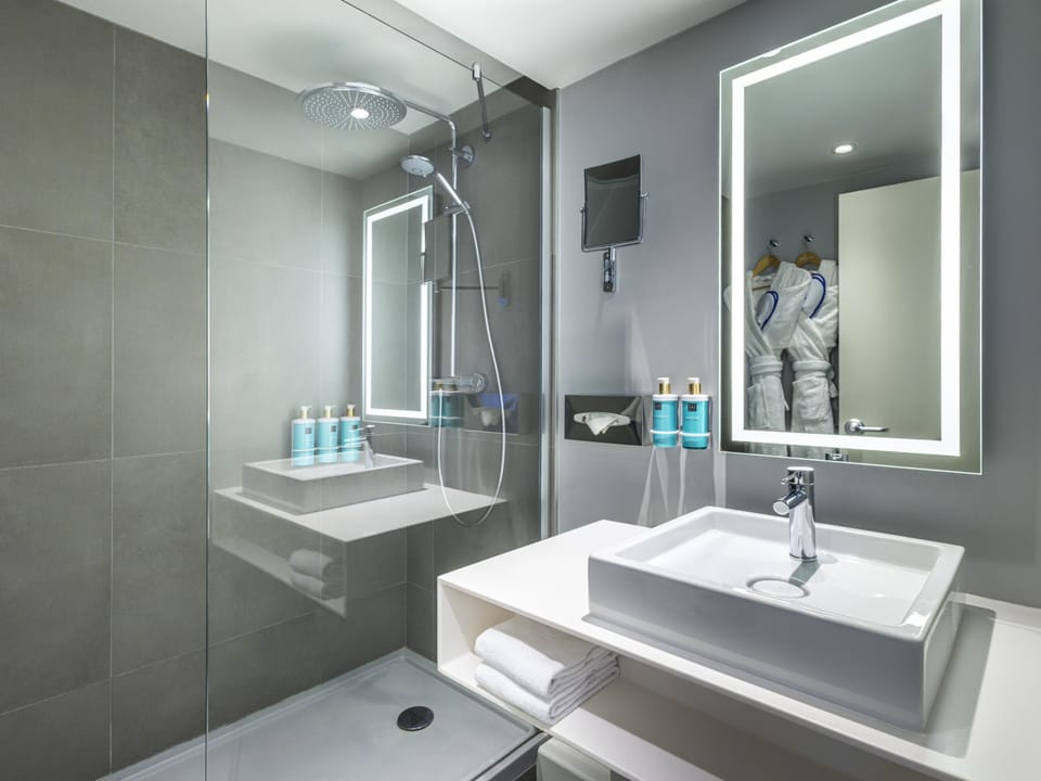 Premium bedding, in-room safe, desk, blackout drapes