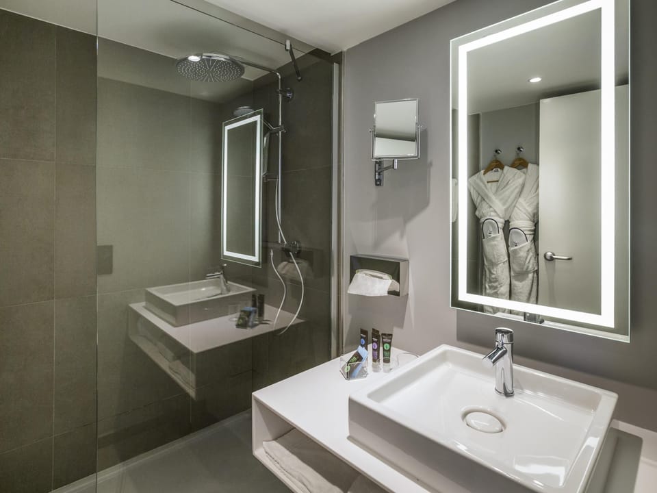 Executive Room, 1 Queen Bed with Sofa bed | Premium bedding, in-room safe, desk, blackout drapes