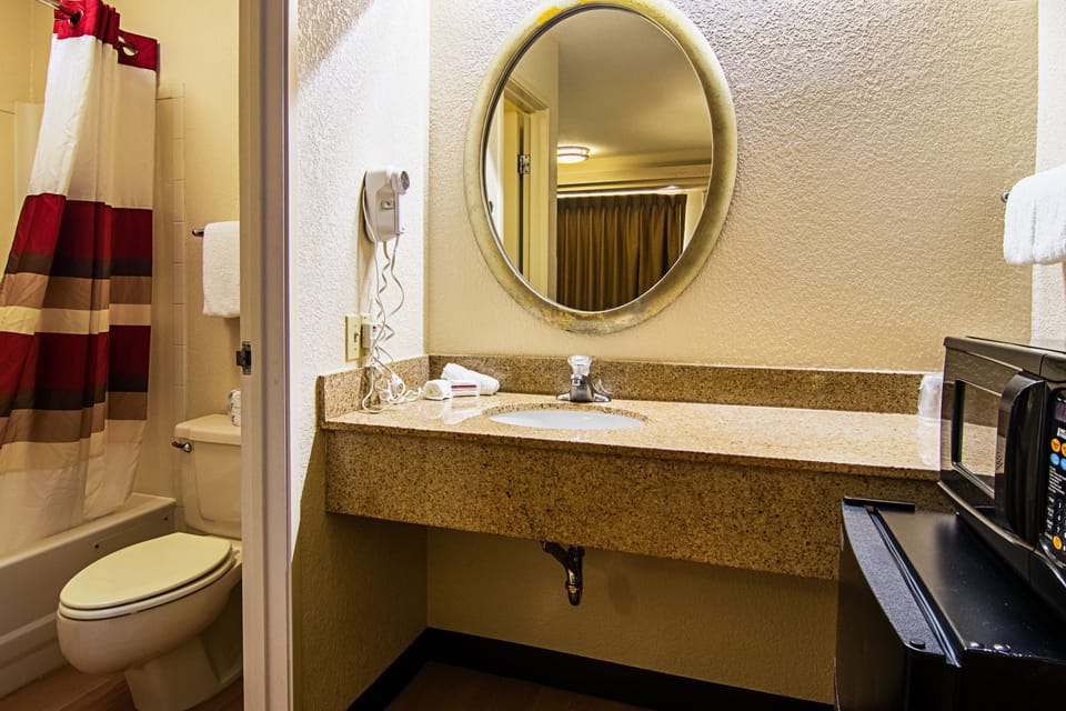 Combined shower/tub, free toiletries, hair dryer, towels