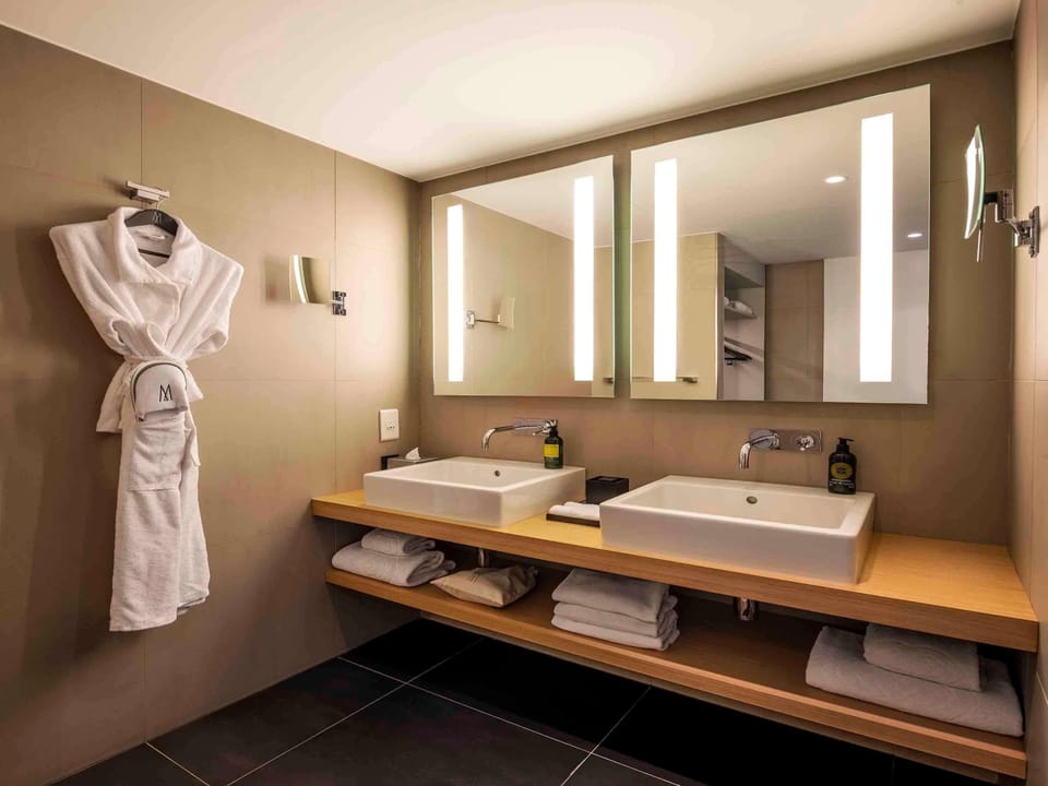 Suite, 1 King Bed, Garden View (Botanic) | Premium bedding, down comforters, pillowtop beds, free minibar