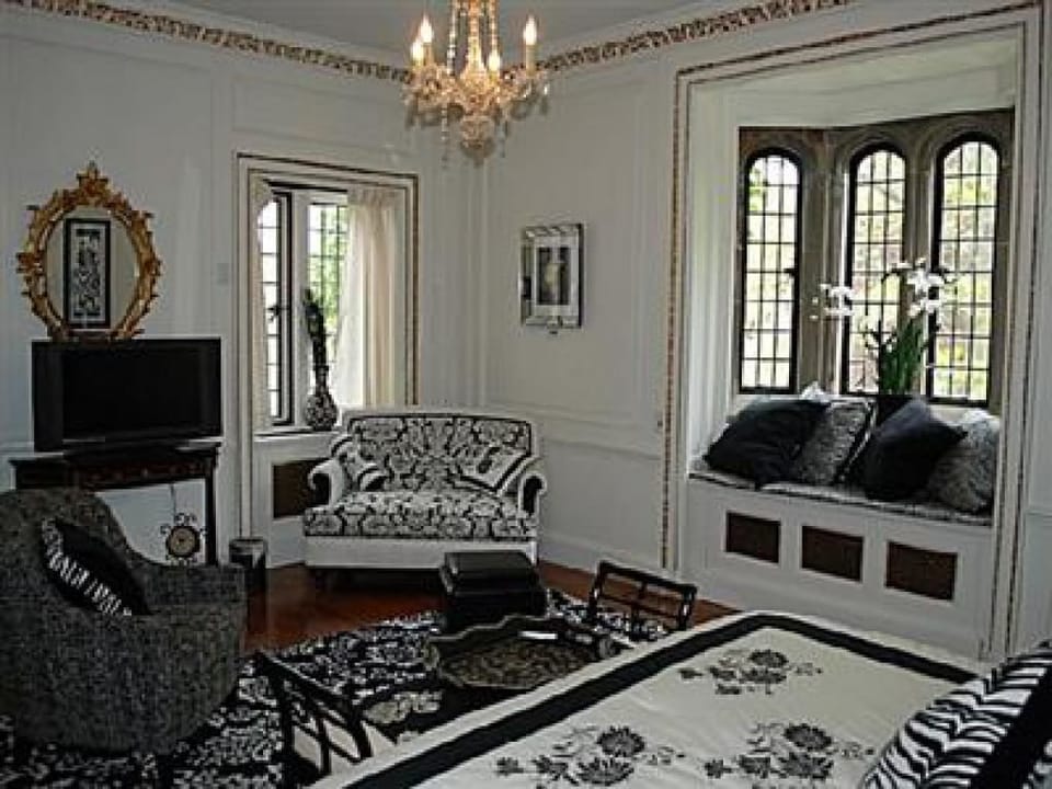 Deluxe Room, Accessible, Private Bathroom (Gatsby Room) | Iron/ironing board, free WiFi, bed sheets