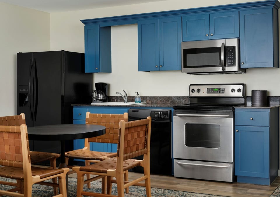 Suite (Bella) | Premium bedding, pillowtop beds, in-room safe, iron/ironing board
