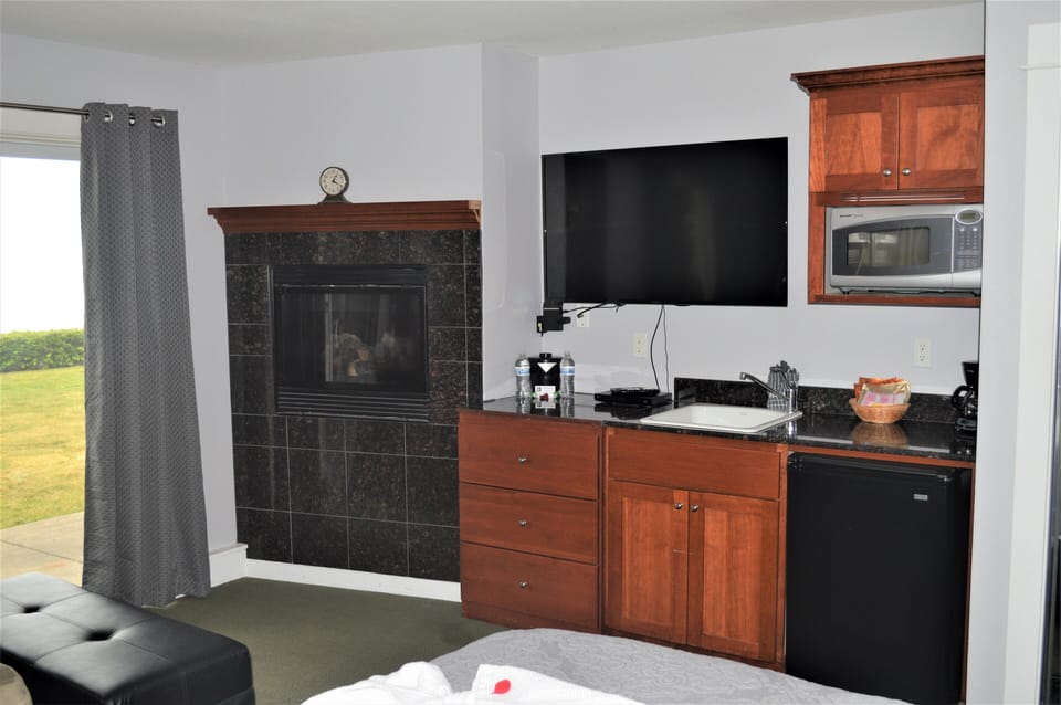 Premium bedding, pillowtop beds, in-room safe, iron/ironing board