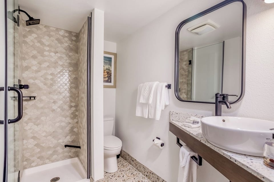 Suite, 2 Queen Beds | Bathroom | Shower, free toiletries, towels