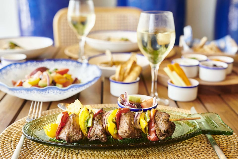6 restaurants; lunch and dinner served