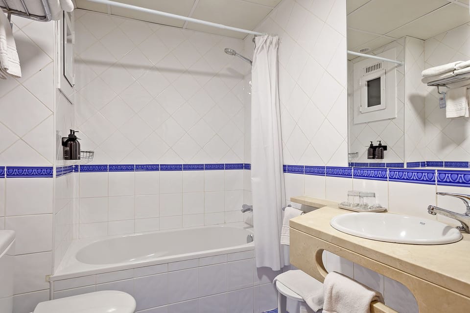 Quadruple Room | In-room safe, desk, blackout drapes, free cribs/infant beds