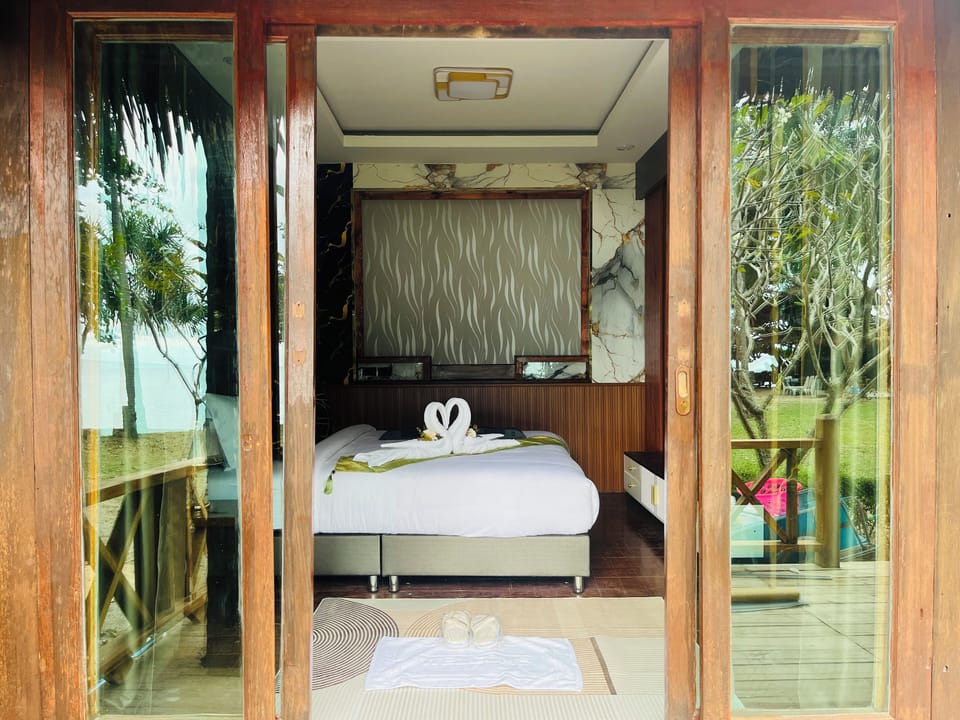 Beach Front Deluxe Room | Free WiFi