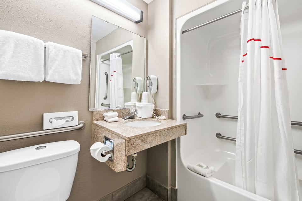 Superior Room, 1 King Bed, Accessible, Non Smoking | Bathroom | Combined shower/tub, free toiletries, towels
