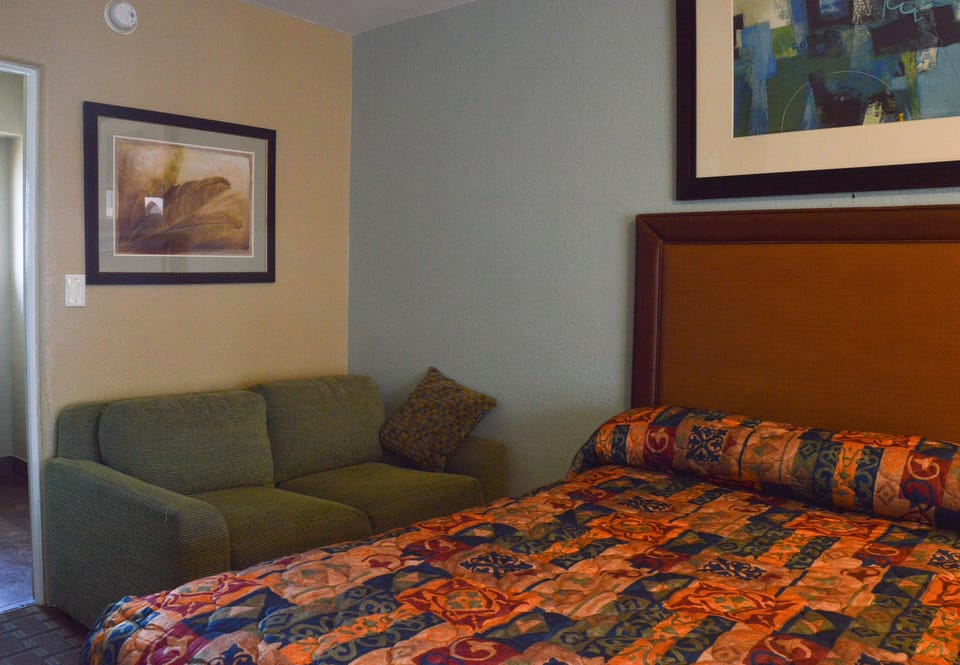Double Room, 2 Double Beds, Smoking | WiFi (free), bed sheets