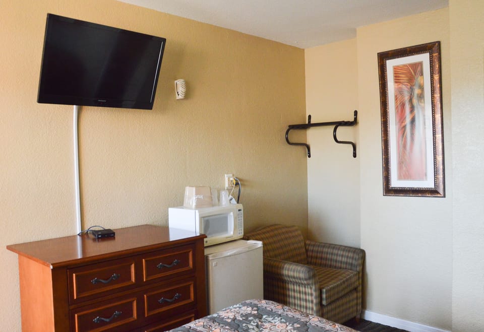 Room, 1 Double Bed, Smoking | WiFi (free), bed sheets