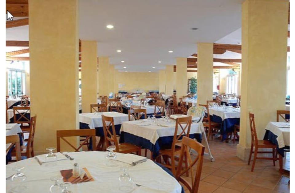 Breakfast, lunch and dinner served