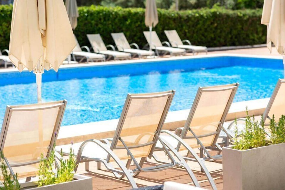 Outdoor pool, pool umbrellas, sun loungers