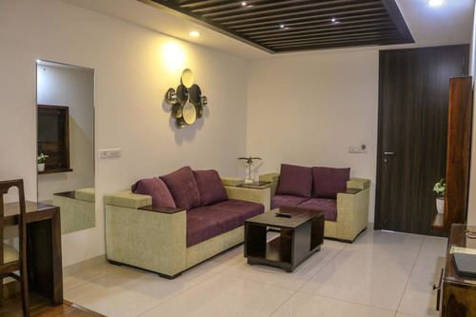 Superior Suite | Living area | 32-inch LED TV with satellite channels, TV