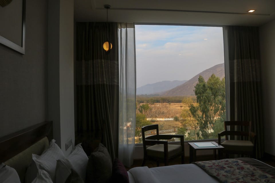 Deluxe Room with King Bed | 1 bedroom, premium bedding, minibar, in-room safe