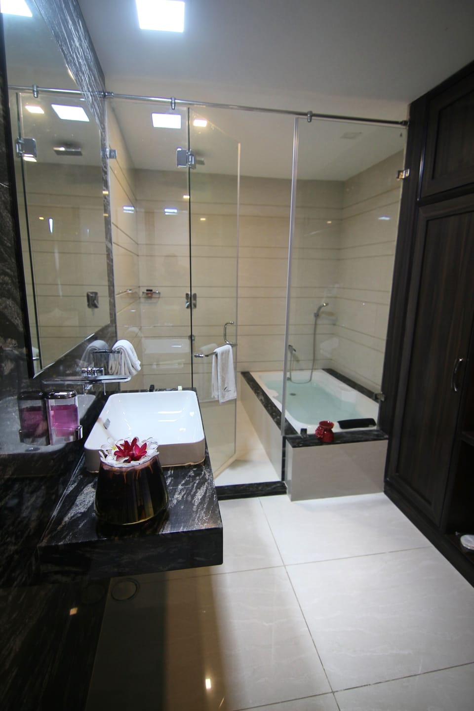 Pool View Suite with Bathtub | Bathroom | Deep soaking tub, rainfall showerhead, free toiletries, hair dryer