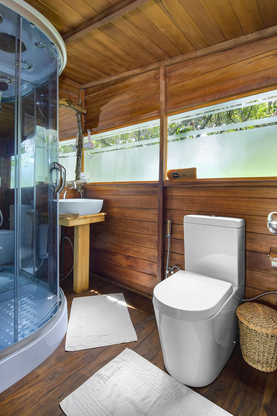 Sky Nest | Bathroom | Shower, free toiletries, hair dryer, bidet