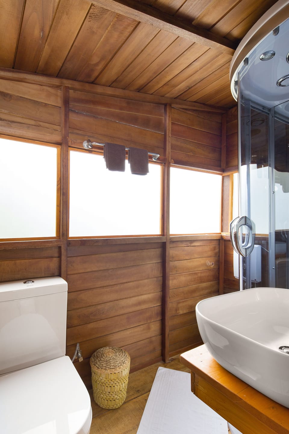 Jungle Nest | Bathroom | Shower, free toiletries, hair dryer, bidet