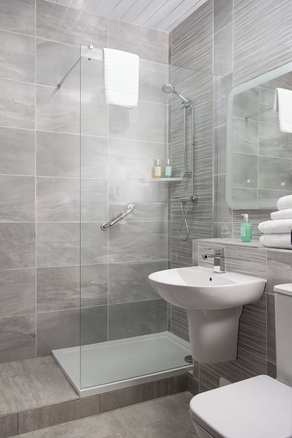 Combined shower/tub, deep soaking tub, free toiletries, hair dryer
