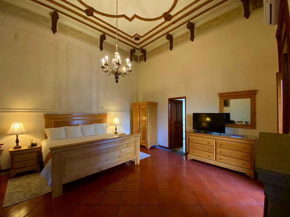Ghirlandaio | In-room safe, desk, soundproofing, iron/ironing board (on request)