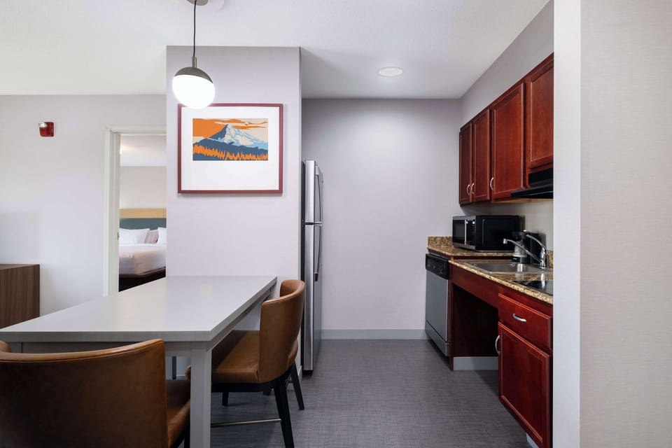 Full-size fridge, microwave, stovetop, dishwasher