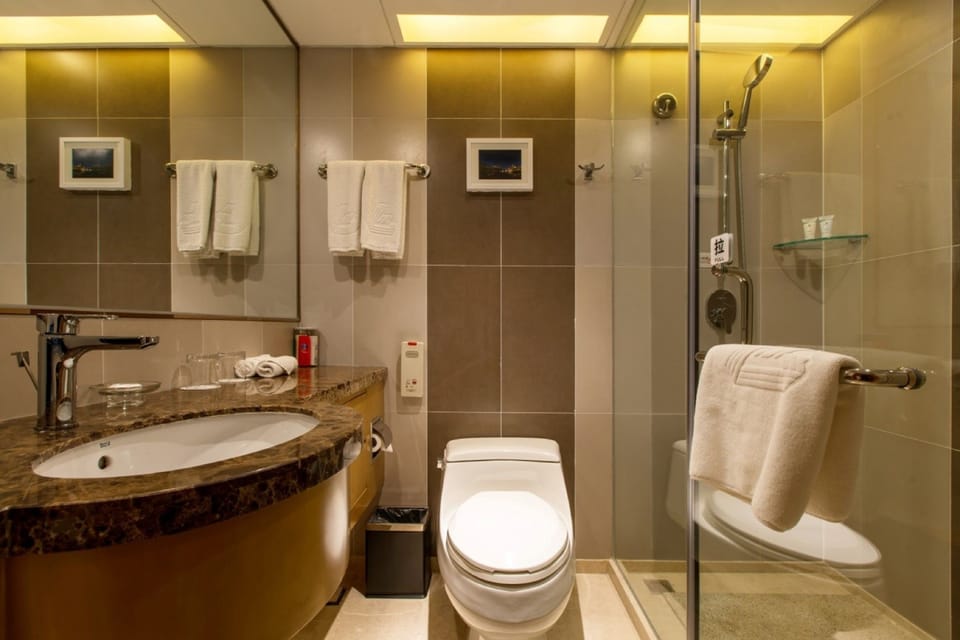 Combined shower/tub, deep soaking tub, rainfall showerhead