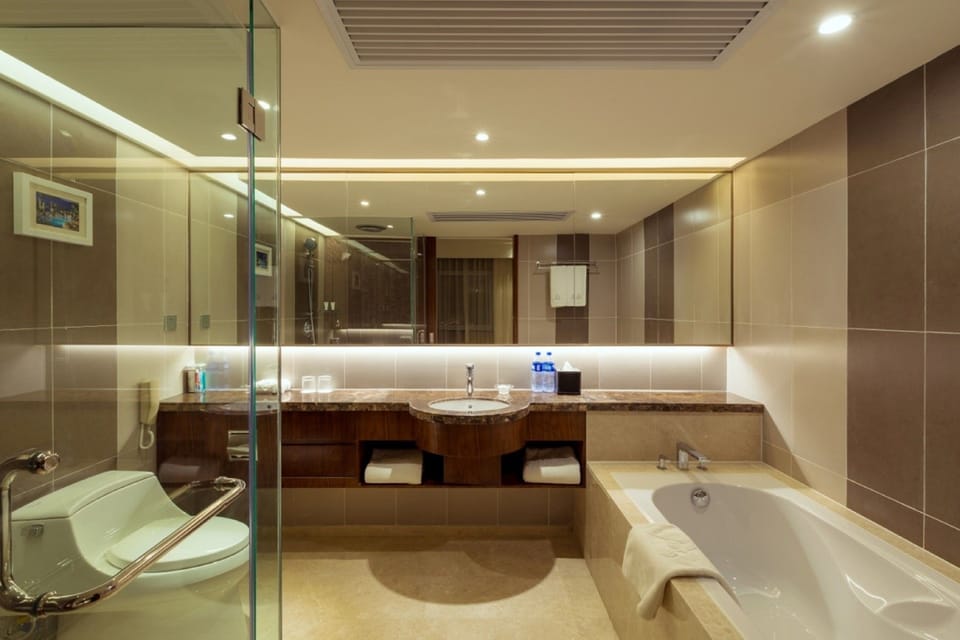 Combined shower/tub, deep soaking tub, rainfall showerhead
